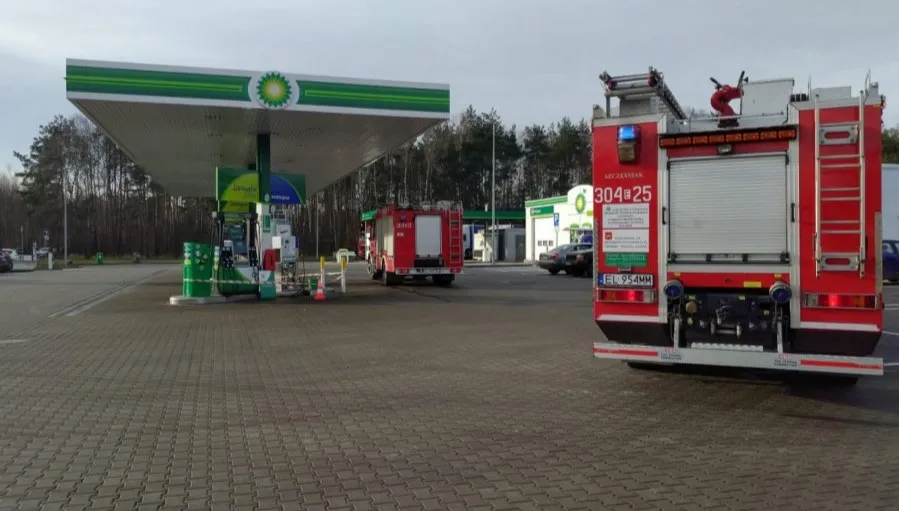 Kobieta wjechała w dystrybutor gazu.  Zagrożenie katastrofą na stacji paliw