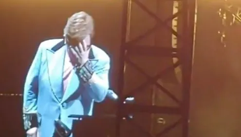 Elton John stracił głos podczas koncertu. Śpiewał... z zapaleniem płuc