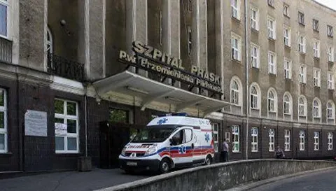 45-latek z ranami ciętymi trafił do szpitala. Chwilę po tym zaatakował ratownika. "Napastnik miał pecha..."