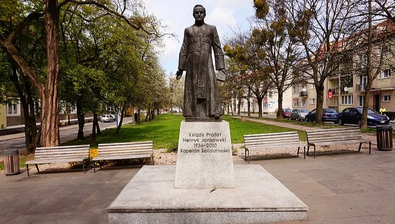 Odpowiedzą za dewastację pomnika ks. Jankowskiego
