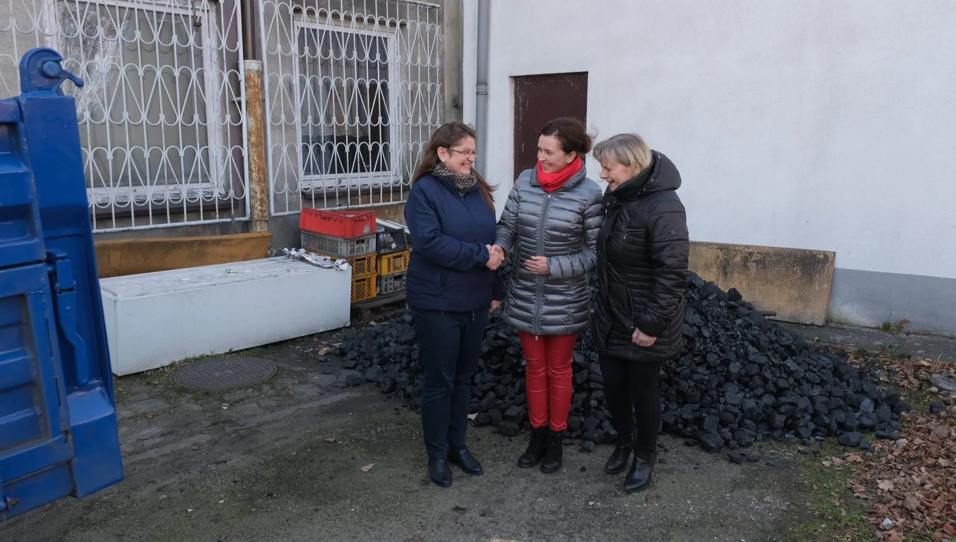 Co z węglem rozsypanym w biurach parlamentarnych?