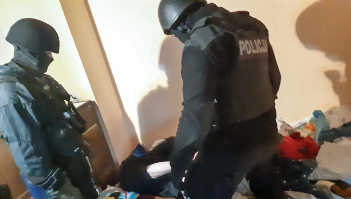 Autem staranowali policję. Padły strzały