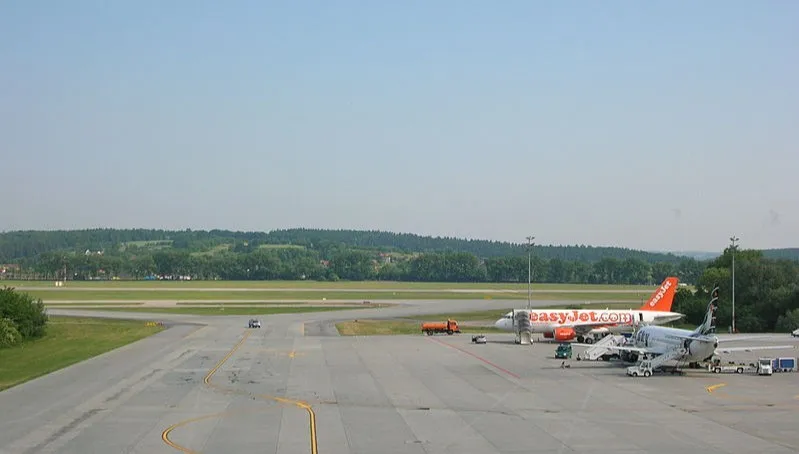 Kraków Airport dopłaci do... wymiany stolarki w domach