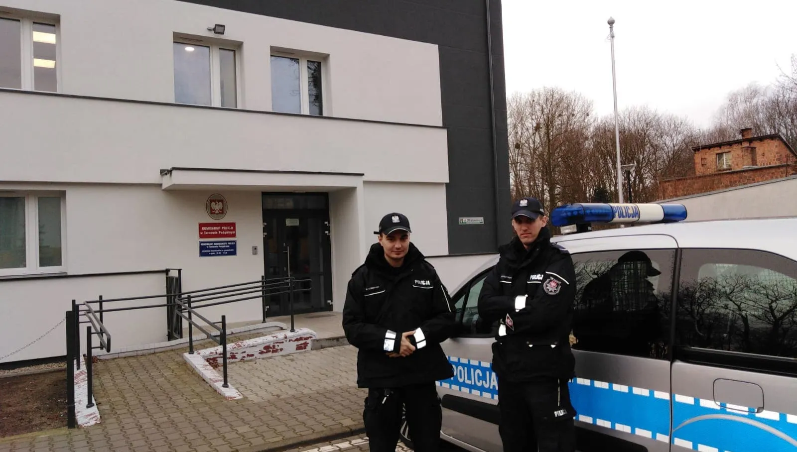 Policjanci pomogli nieprzytomnej dziewczynce. Błyskawicznie przewieźli 5-latkę do szpitala