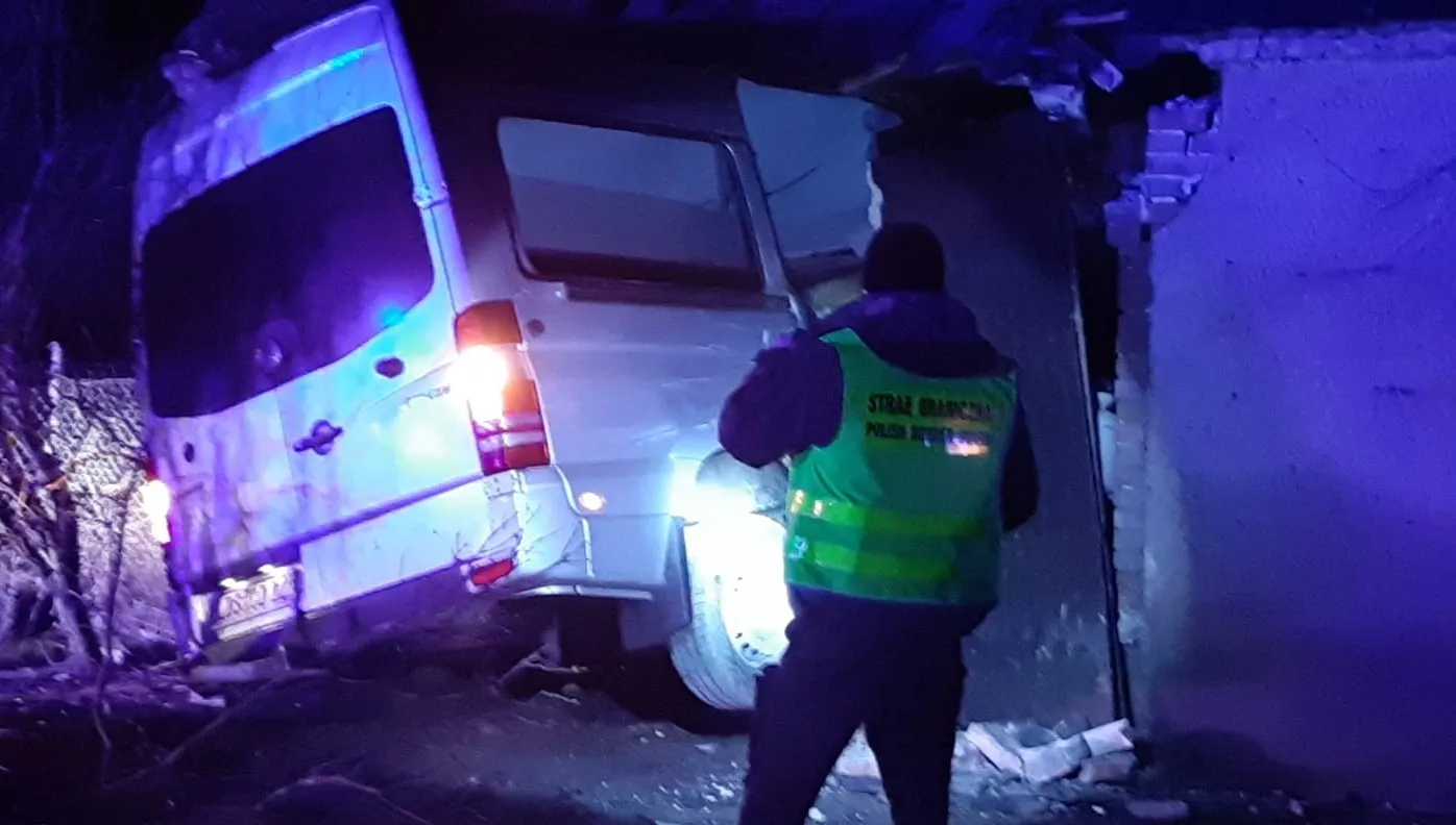 Rozbił kradzione auto na budynku