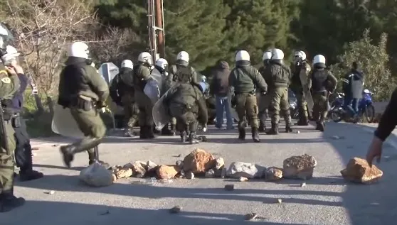 Grecy przeciwni imigrantom. Starcia z policją