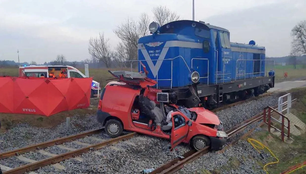 Zginął po zderzeniu samochodu z lokomotywą