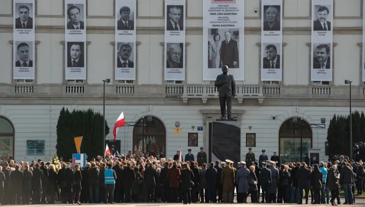 Senat w hołdzie ofiarom katastrofy smoleńskiej. Przyjął uchwałę w 10. rocznicę tragedii
