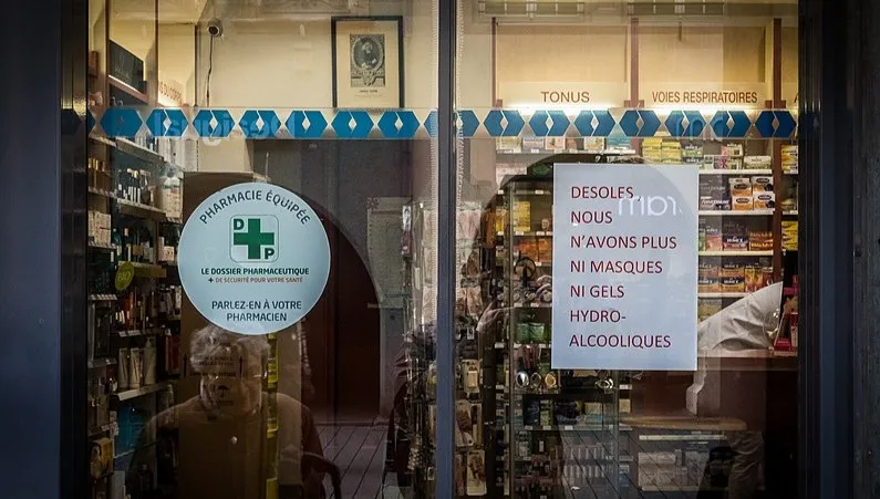 Francja: premier zamyka miejsca użyteczności publicznej z powodu epidemii Covid-19