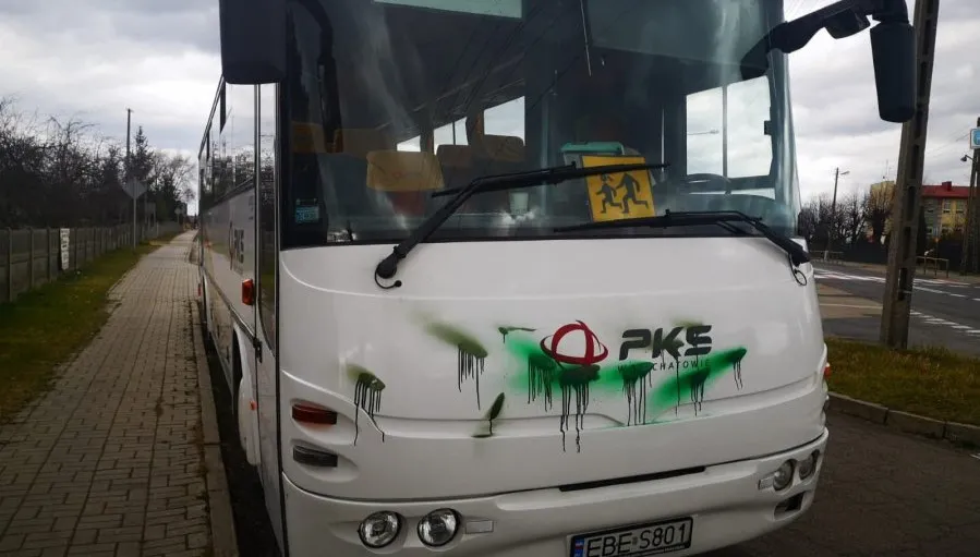 Wandal  pomazał autobus i szybko spotkała go kara