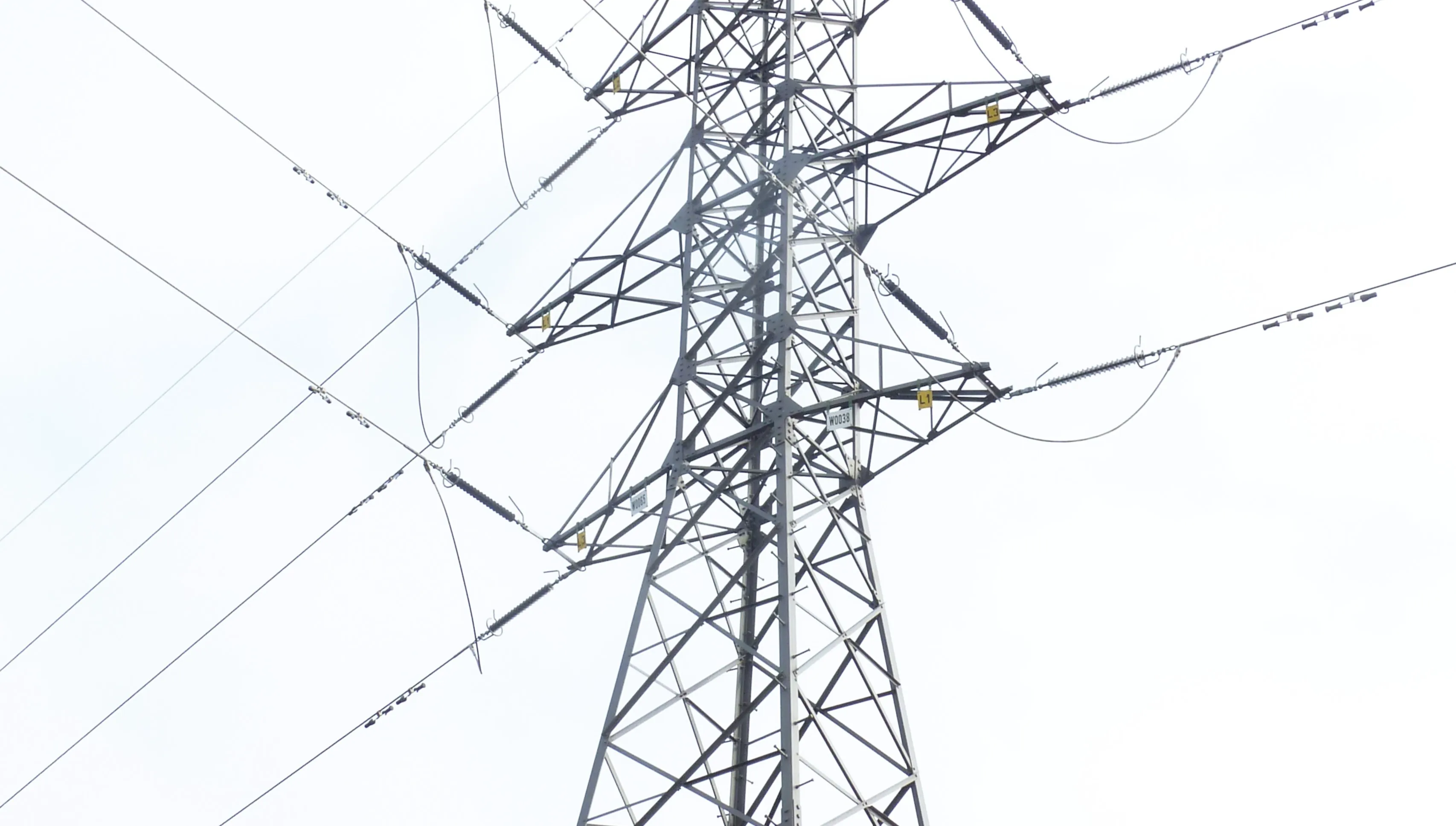 Energa stawia innowacyjne słupy wysokiego napięcia