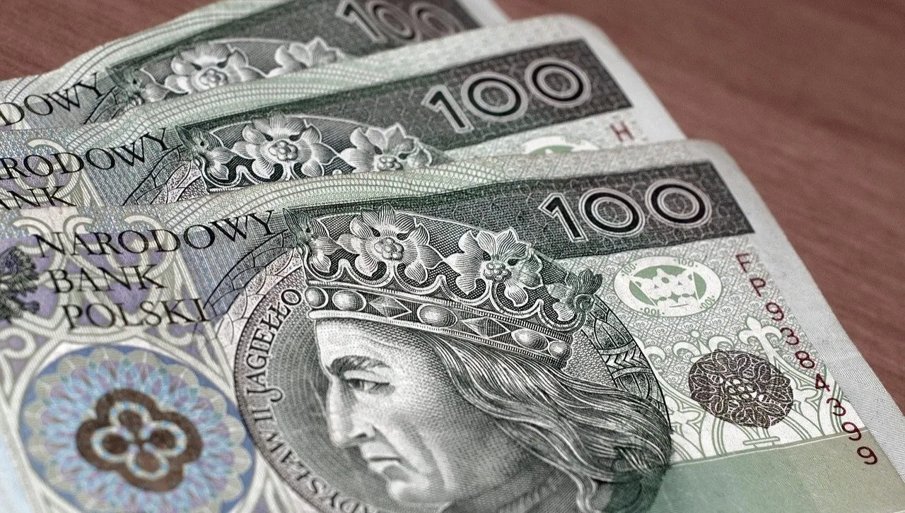 Znalazł gotówkę w bankomacie i przyniósł ją na komendę