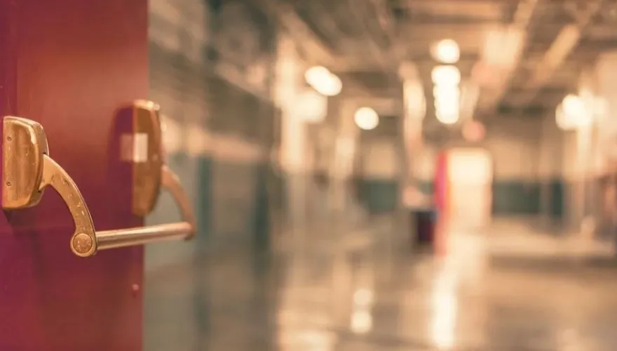 Zgłosił się do szpitala z objawami koronawirusa i... uciekł. Policja zatrzymała 54-latka