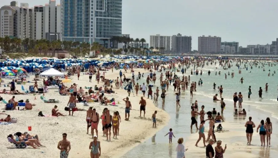 Zabawa ważniejsza niż zdrowie? Na Florydzie plaże oblegane przez tłumy