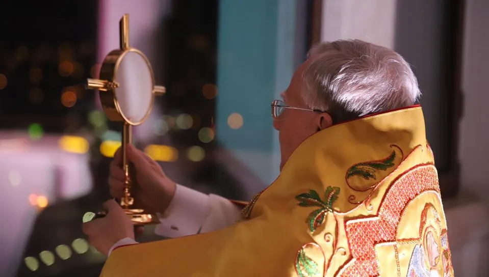 Abp Marek Jędraszewski pobłogosławił Najświętszym Sakramentem archidiecezję i Polskę