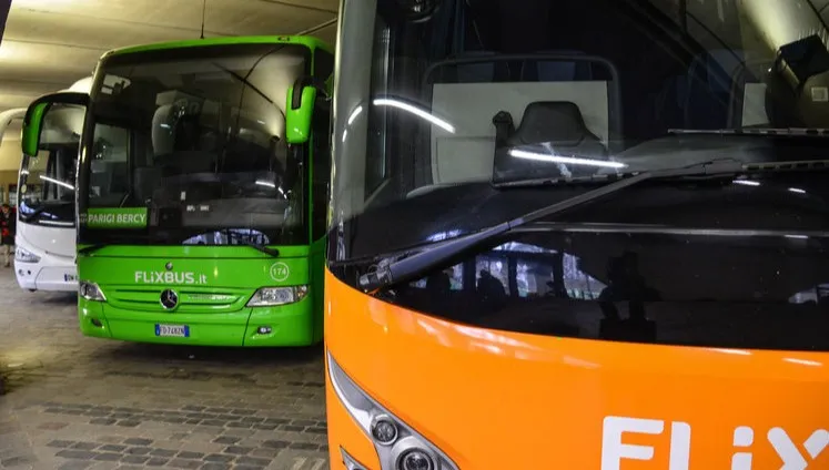 Poszukiwani pasażerowie autobusu z Warszawy do Zakopanego. Jeden z podróżnych zakażony