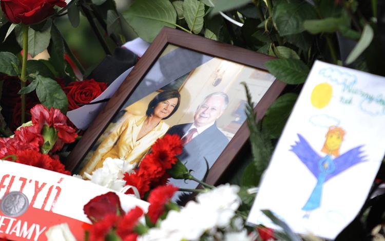 10.04.2010 Warszawiacy pogrążeni w żałobie w dniu tragedii rządowego samolotu w Smoleńsku