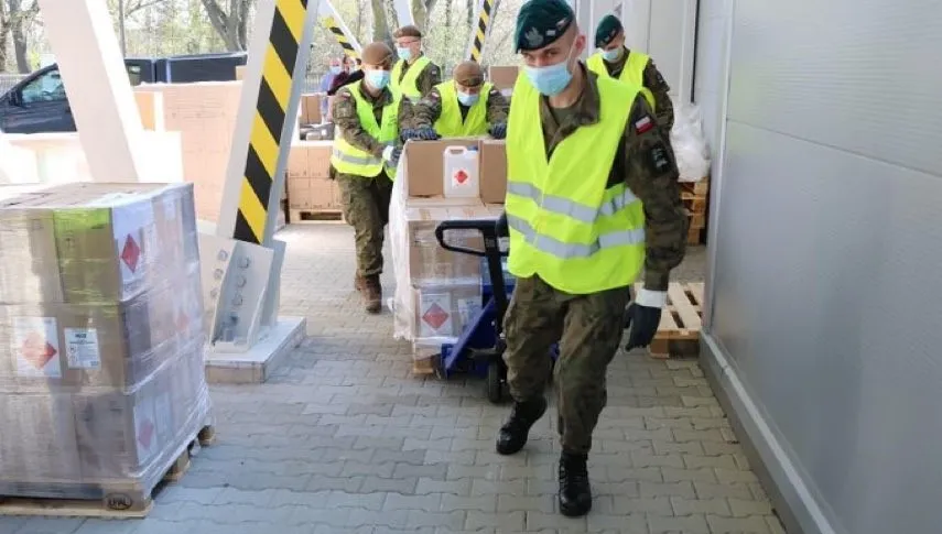 Żołnierze WOT pomagają w walce z wirusem