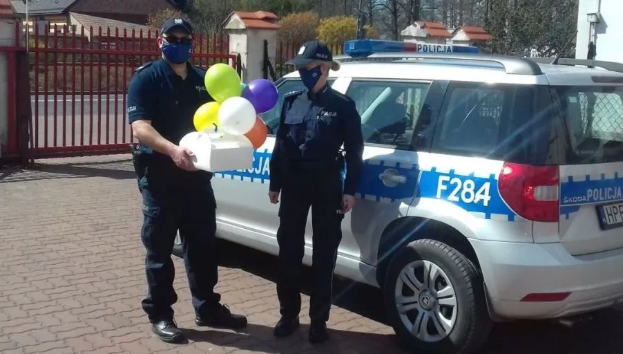 Urodziny spędziła w kwarantannie. Policjanci sprawili 6-latce niespodziankę!