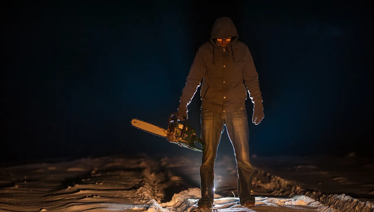 Przeciął nogę piłą spalinową. Dzięki pomocy policji poszkodowany szybko trafił na oddział ratunkowy