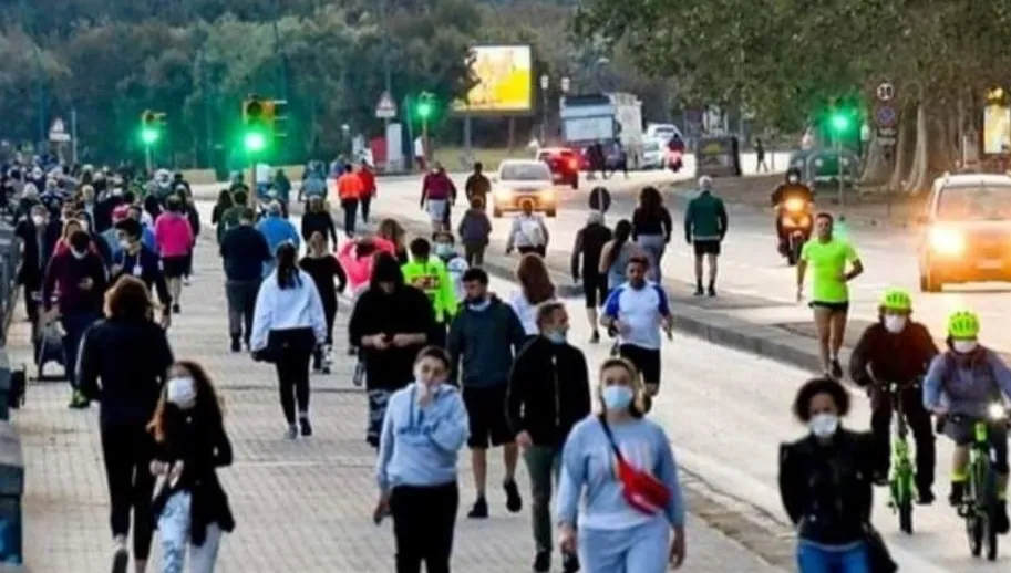 Włosi niczego się nie nauczyli? Pierwszy dzień poluzowania restrykcji, a nad morzem... tłumy