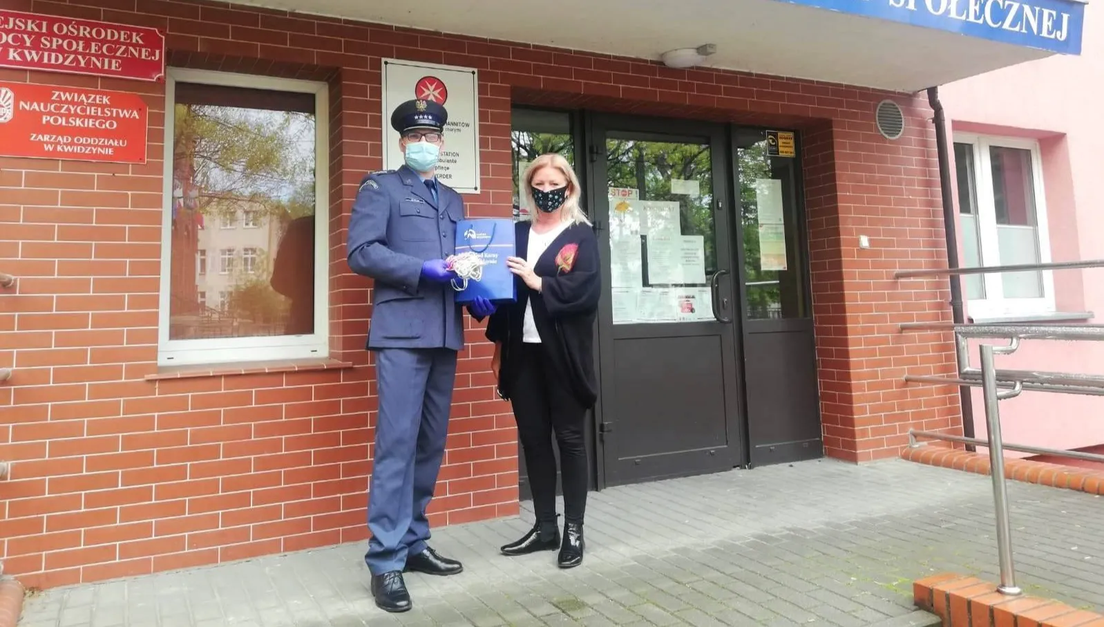 Służba Więzienna przekazała maseczki dla pracowników hospicjum