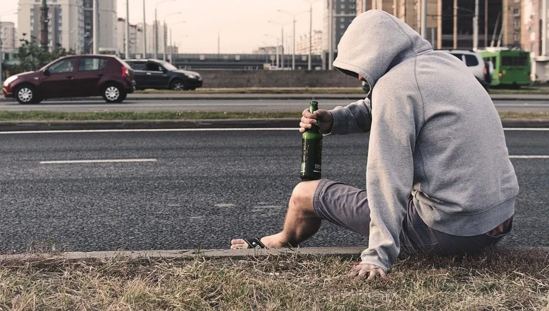 Pijany jechał rowerem autostradą. Stanie przed sądem