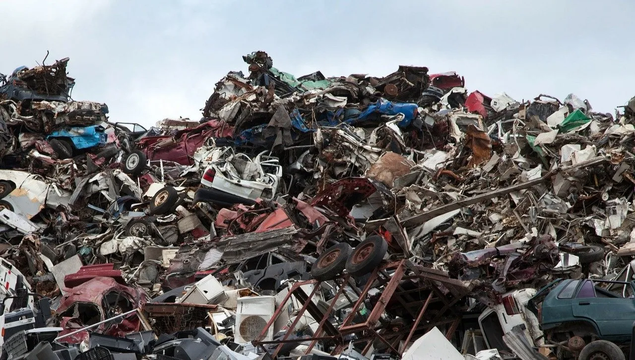 Płonie złomowisko samochodów w porcie