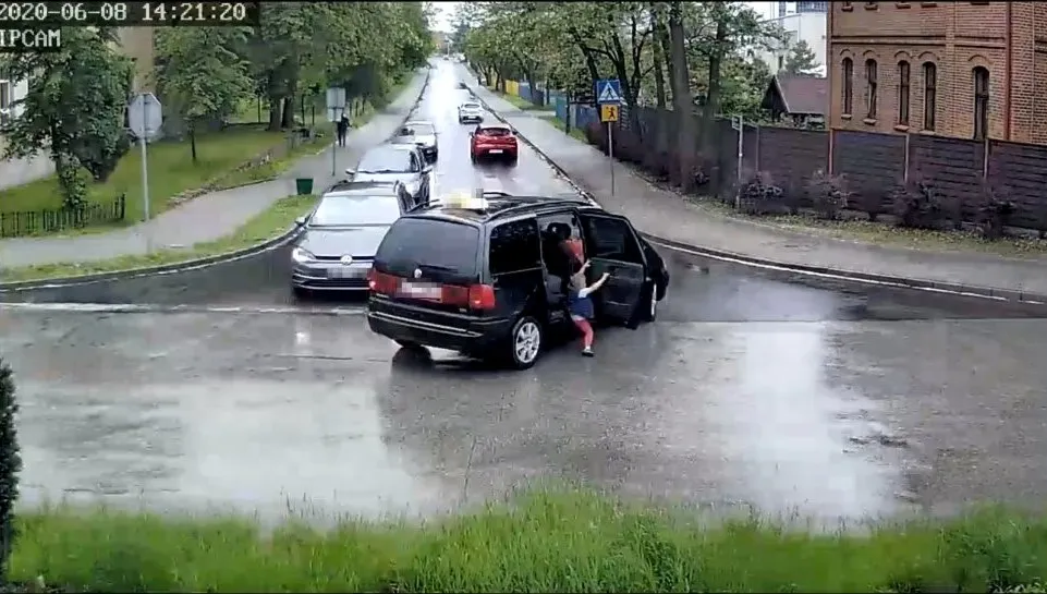 4-latek wypadł z jadącego auta - WIDEO