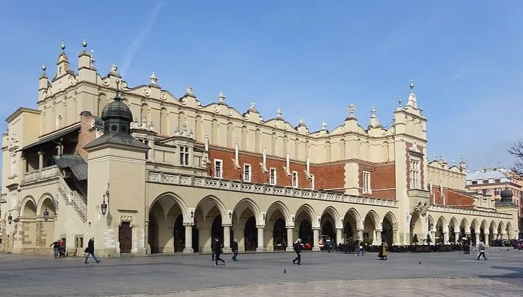 Szukają wandala, który namalował napis na Sukiennicach