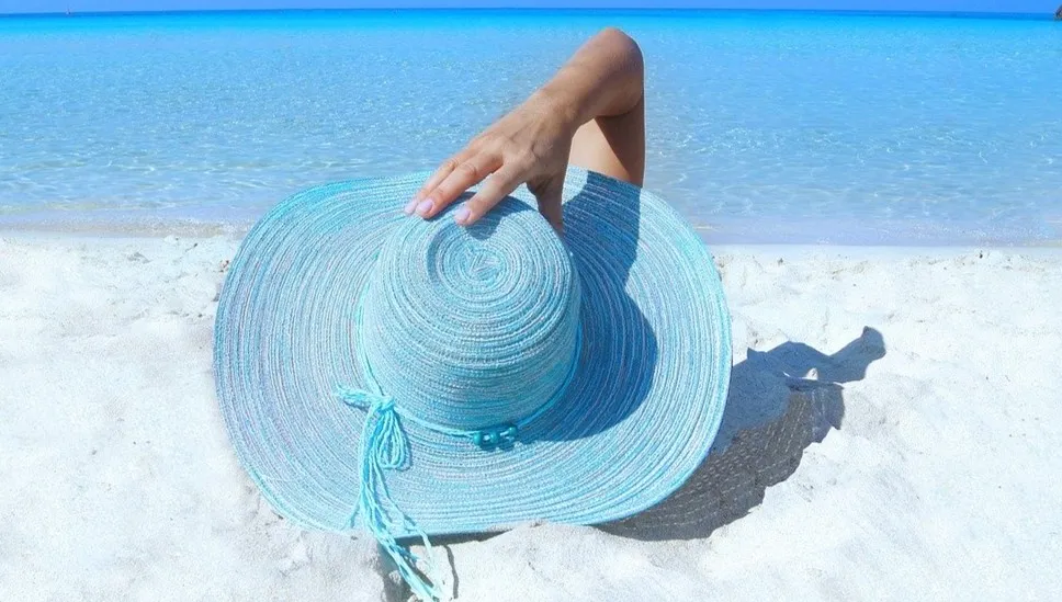 Hiszpańscy eksperci alarmują: Nadmierna dezynfekcja rąk na plaży - szkodzi! 