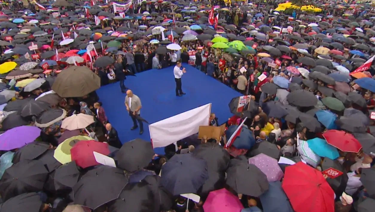 Ulewa nie przeszkodziła w spotkaniu prezydenta Dudy. Wokół sceny wyrósł las parasolek!