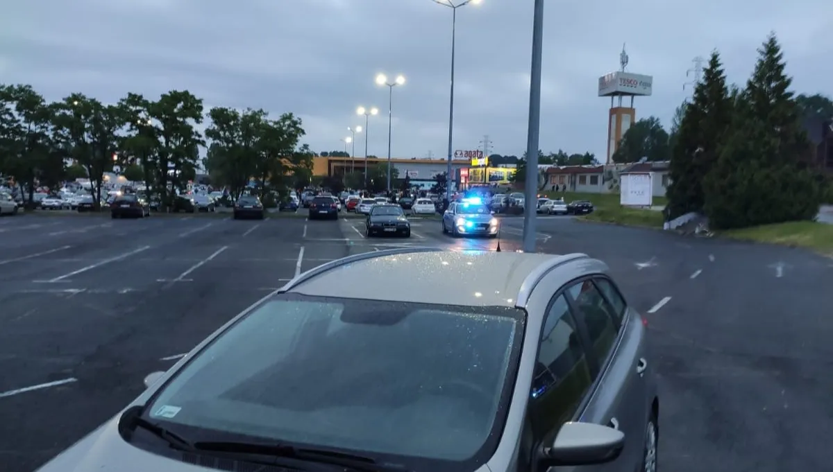 Groźne nielegalne wyścigi przed centrum handlowym