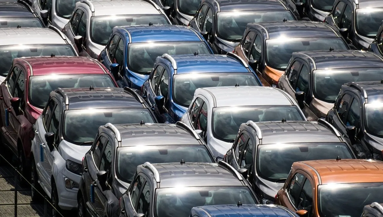 W motoryzacji tną zarobki i etaty