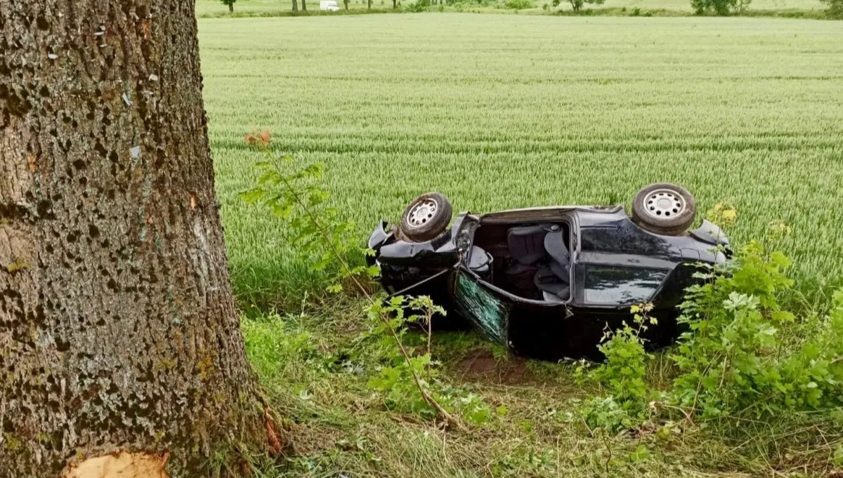 Auto uderzyło bokiem w drzewo. Zginęły dwie osoby