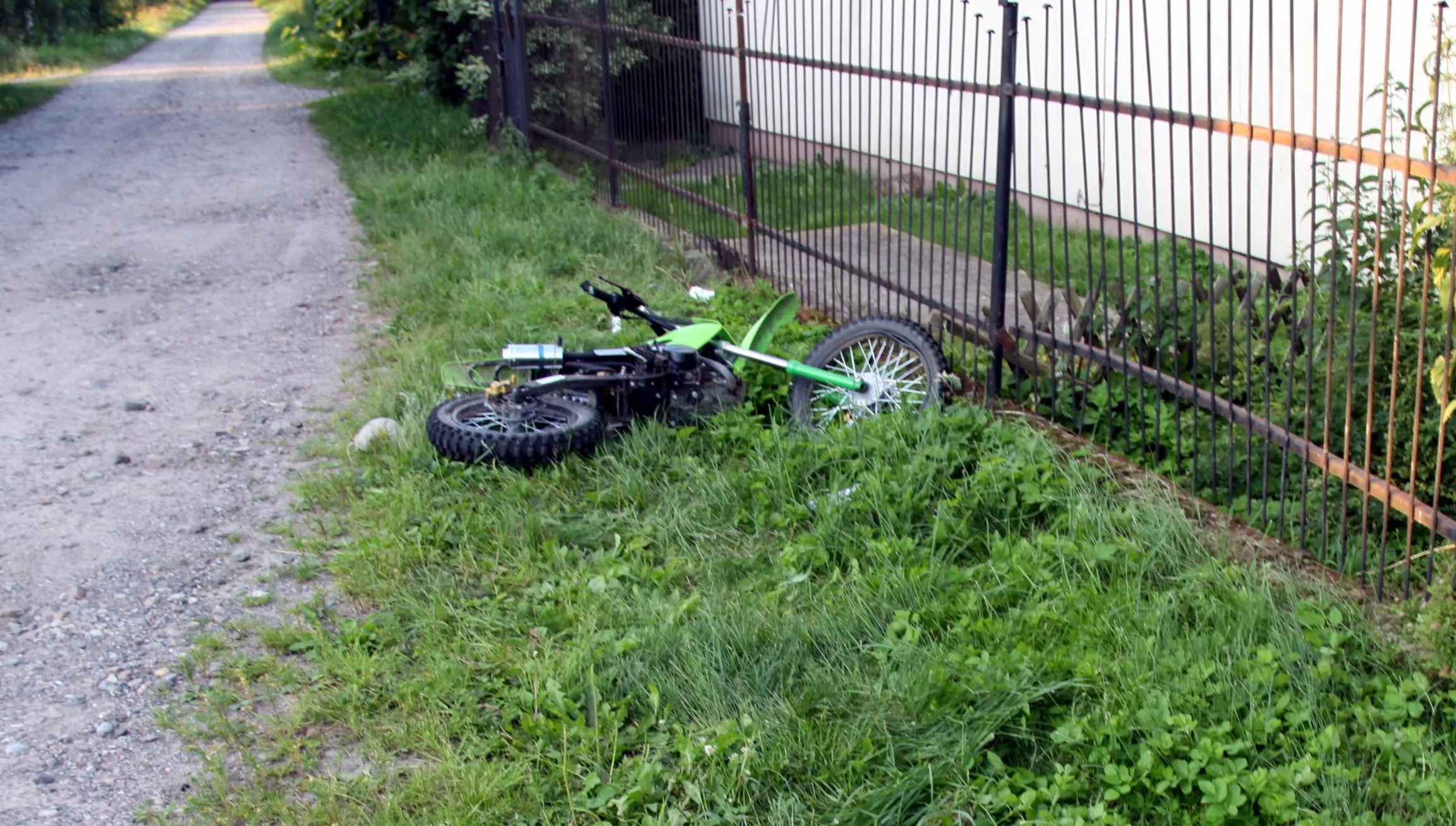 13-latek uderzył motocyklem w ogrodzenie