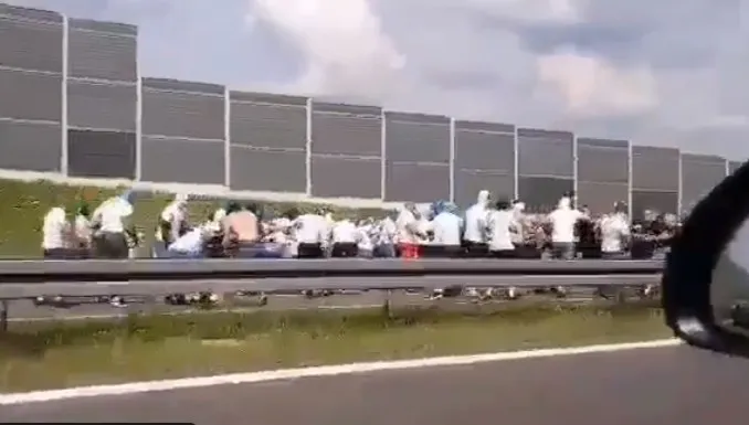 Ustawka pseudokibiców na autostradzie! Bijatykę na pasie ruchu zarejestrował piłkarz