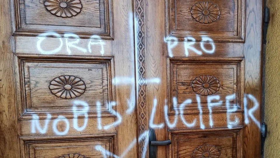 Satanistyczne symbole na drzwiach kościoła. Nieznani sprawcy sprofanowali świątynię