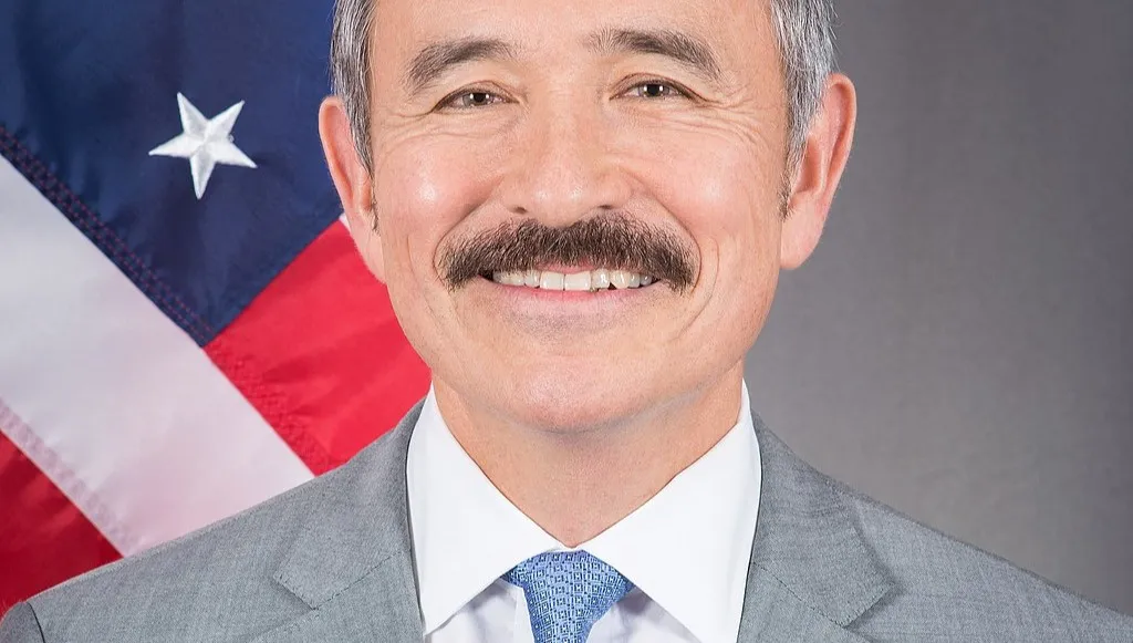 Ambasador USA zgolił "lekko kontrowersyjne" wąsy. "Albo one, albo maska"