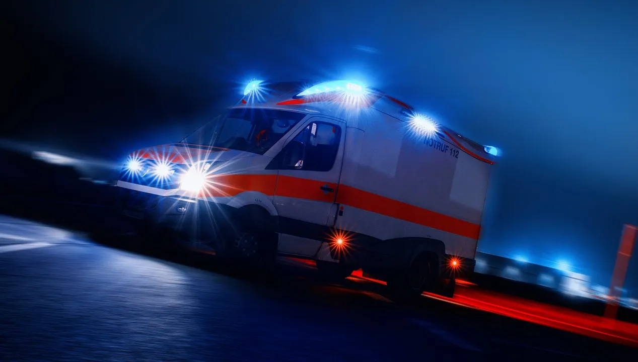 Jaguar zderzył się z karetką pogotowia. Dwie osoby ranne w Ząbkach