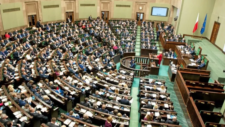 Zgromadzenie Narodowe z procedurami sanitarnymi. Kolejny polityk zakażony koronawirusem