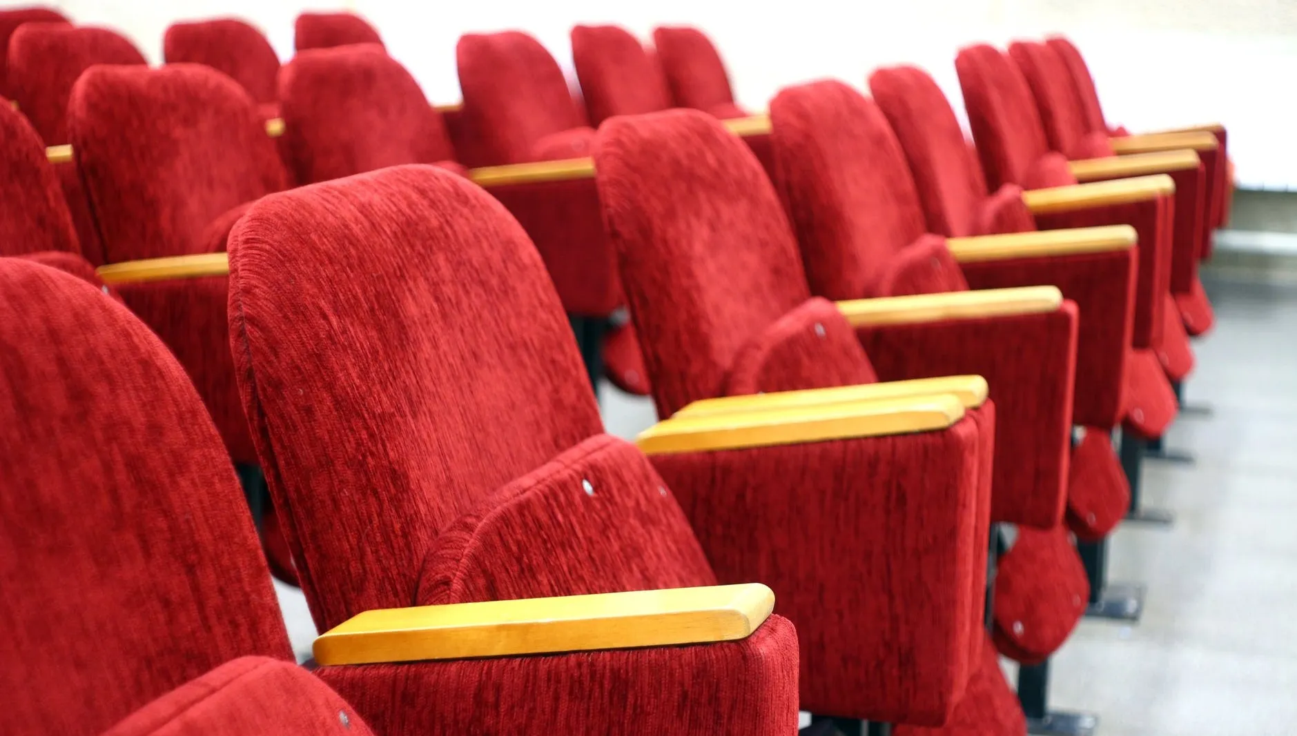 Ten teatr sprzedaje i oddaje fotele!