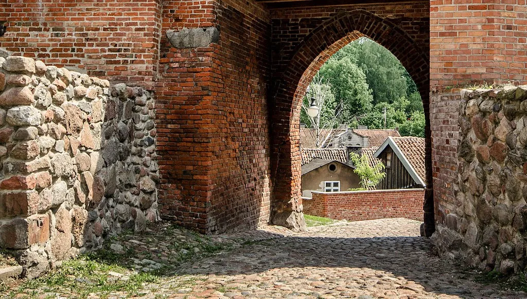 Remont murów obronnych w Pasłęku