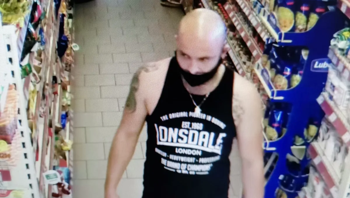 Policja szuka złodzieja, który ukradł ze sklepu 30 tysięcy złotych Policja szuka złodzieja, który ukradł ze sklepu 30 tysięcy złotych