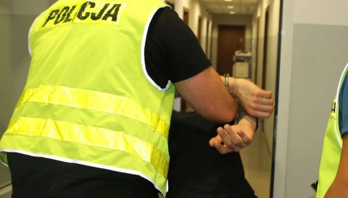 Ukrył się przed policjantami w kanapie