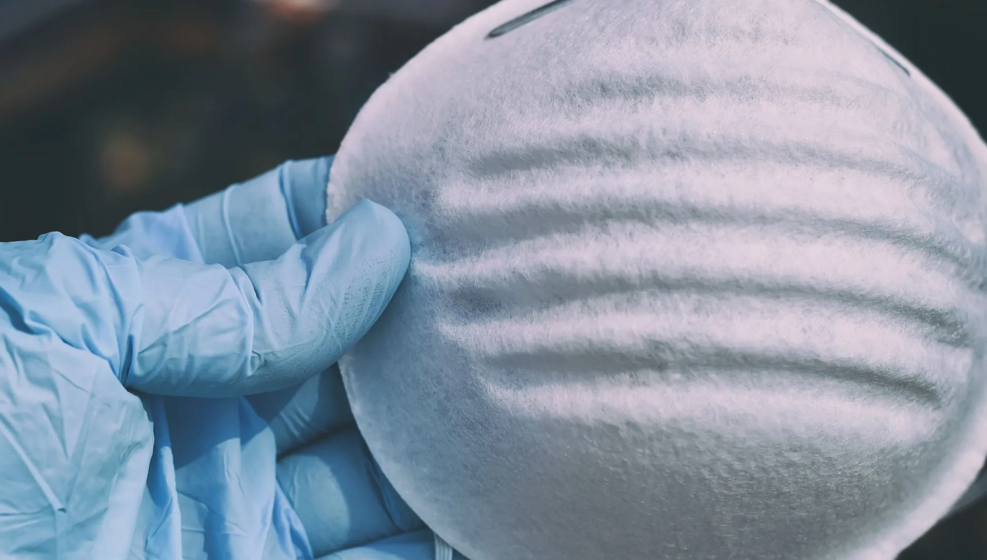 Strażacy rozwożą do szkół maseczki