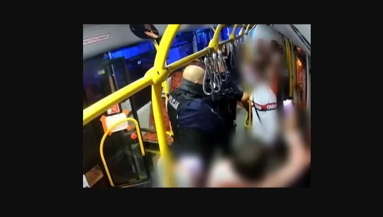 Awantura w autobusie i mężczyzna z hulajnogą - WIDEO