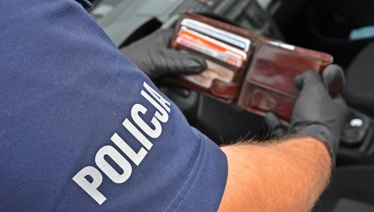 Zostawił swoje dokumenty w skradzionym samochodzie