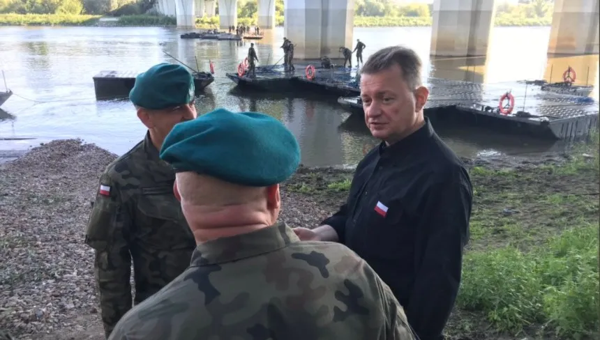 Ruszyła budowa mostu pontonowego na Wiśle. "Warszawa zapłaci mniej niż za strefę relaksu"