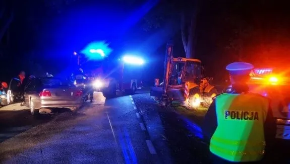 Wypadek z udziałem BMW i koparko-ładowarki